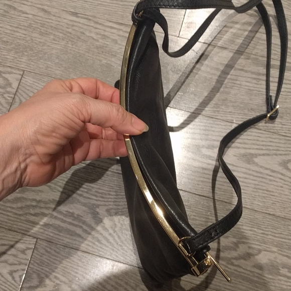 Beautiful genuine shoulder/ click bag by Danier 🌸 - Picture 5 of 12